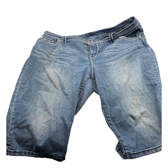 Style & Co Size 18 Distressed Embroidered Jean Bermuda Shorts Casual Pockets - Picture 2 of 7